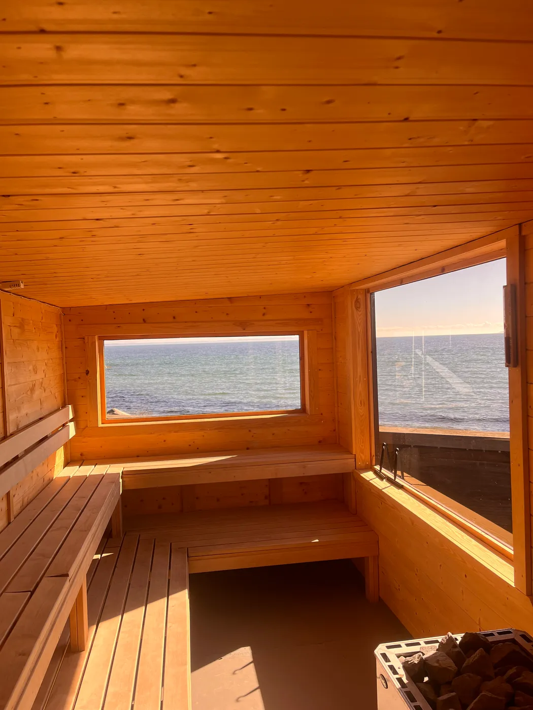 Saunaen indefra med udsigt over Øresund
