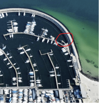 Luftfoto af Vedbæk Havn med saunaens placering markeret i sydsiden