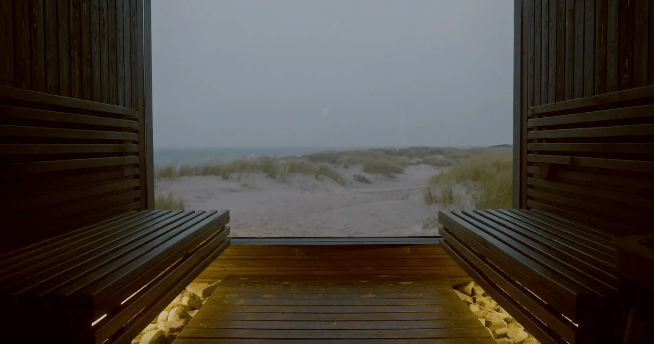 inde i sauna ved strand